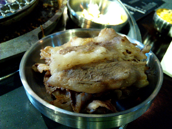 燒出名堂:【東區】燒出名堂。位於夢時代對面,提供專業貼心桌邊燒烤服務的韓國烤肉