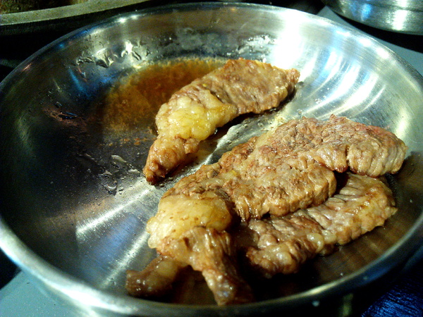 燒出名堂:【東區】燒出名堂。位於夢時代對面,提供專業貼心桌邊燒烤服務的韓國烤肉