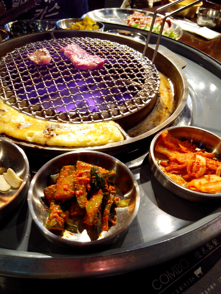 燒出名堂:【東區】燒出名堂。位於夢時代對面,提供專業貼心桌邊燒烤服務的韓國烤肉