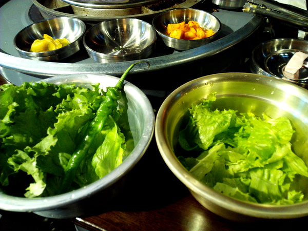 燒出名堂:【東區】燒出名堂。位於夢時代對面,提供專業貼心桌邊燒烤服務的韓國烤肉