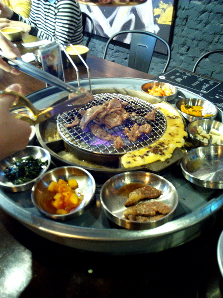 燒出名堂:【東區】燒出名堂。位於夢時代對面,提供專業貼心桌邊燒烤服務的韓國烤肉