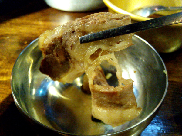 燒出名堂:【東區】燒出名堂。位於夢時代對面,提供專業貼心桌邊燒烤服務的韓國烤肉