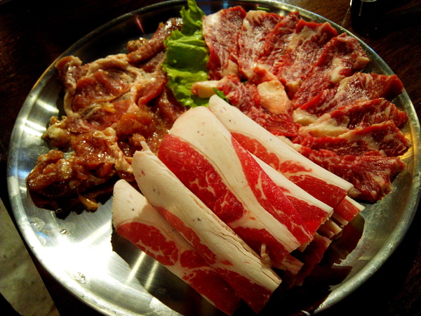 燒出名堂:【東區】燒出名堂。位於夢時代對面,提供專業貼心桌邊燒烤服務的韓國烤肉