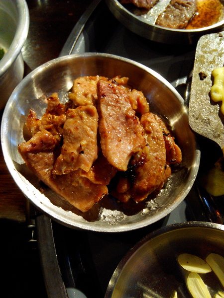 燒出名堂:【東區】燒出名堂。位於夢時代對面,提供專業貼心桌邊燒烤服務的韓國烤肉