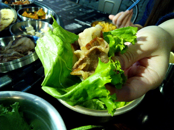 燒出名堂:【東區】燒出名堂。位於夢時代對面,提供專業貼心桌邊燒烤服務的韓國烤肉