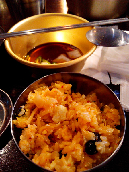 燒出名堂:【東區】燒出名堂。位於夢時代對面,提供專業貼心桌邊燒烤服務的韓國烤肉