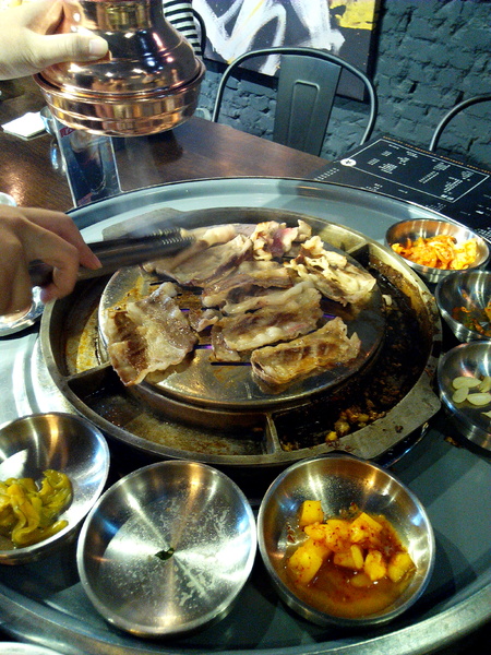 燒出名堂:【東區】燒出名堂。位於夢時代對面,提供專業貼心桌邊燒烤服務的韓國烤肉