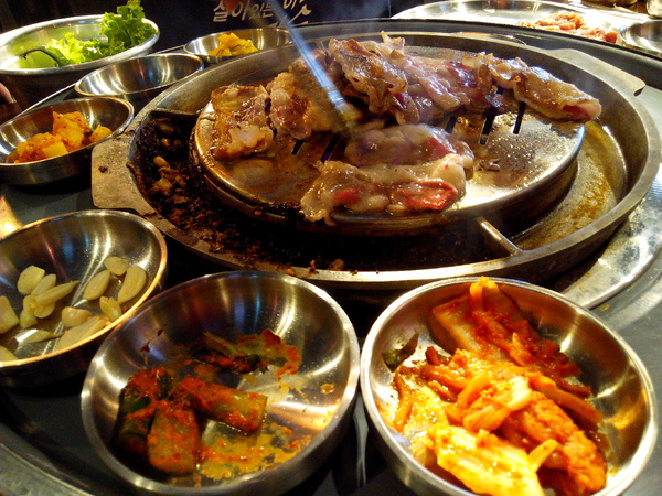 燒出名堂:【東區】燒出名堂。位於夢時代對面,提供專業貼心桌邊燒烤服務的韓國烤肉