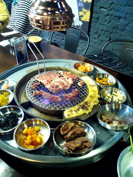 燒出名堂:【東區】燒出名堂。位於夢時代對面,提供專業貼心桌邊燒烤服務的韓國烤肉