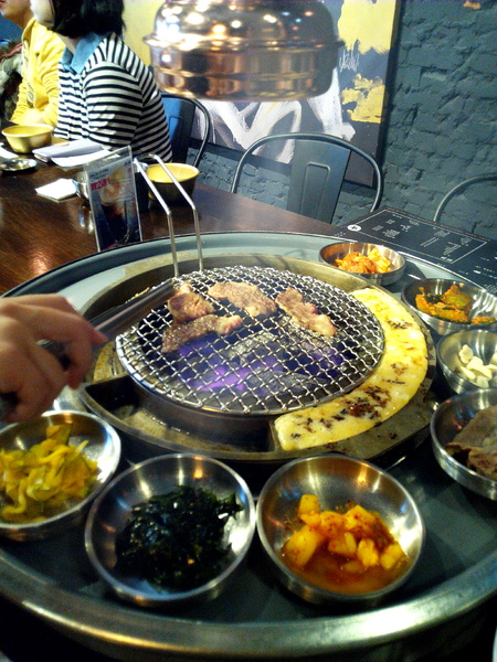 燒出名堂:【東區】燒出名堂。位於夢時代對面,提供專業貼心桌邊燒烤服務的韓國烤肉