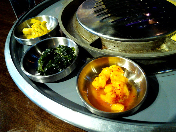 燒出名堂:【東區】燒出名堂。位於夢時代對面,提供專業貼心桌邊燒烤服務的韓國烤肉