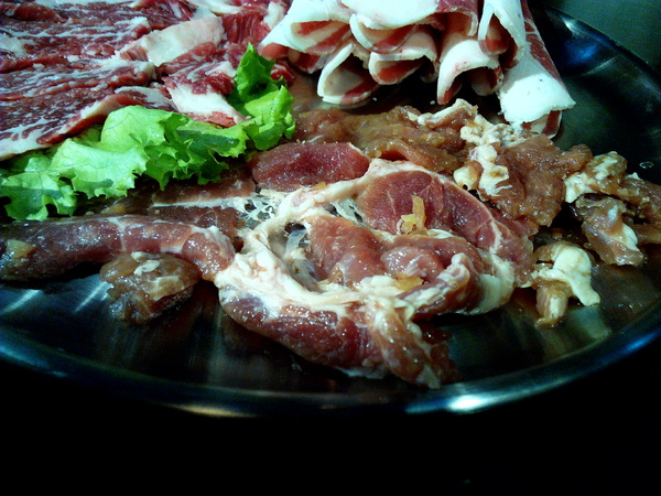 燒出名堂:【東區】燒出名堂。位於夢時代對面,提供專業貼心桌邊燒烤服務的韓國烤肉