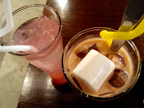 燒出名堂:【東區】燒出名堂。位於夢時代對面,提供專業貼心桌邊燒烤服務的韓國烤肉