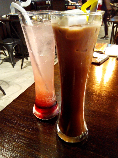 燒出名堂:【東區】燒出名堂。位於夢時代對面,提供專業貼心桌邊燒烤服務的韓國烤肉