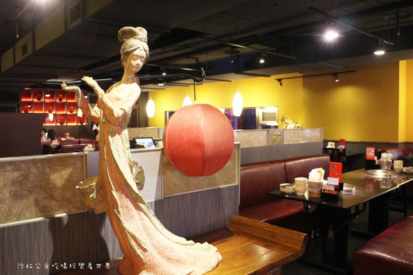 馬辣鴛鴦火鍋專賣(漢口店):萬華.西門町/和牛‧天使紅蝦吃到飽『馬辣頂級麻辣鴛鴦火鍋』紅.白酒任你喝