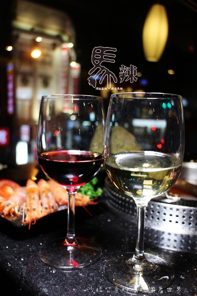 馬辣鴛鴦火鍋專賣(漢口店):萬華.西門町/和牛‧天使紅蝦吃到飽『馬辣頂級麻辣鴛鴦火鍋』紅.白酒任你喝