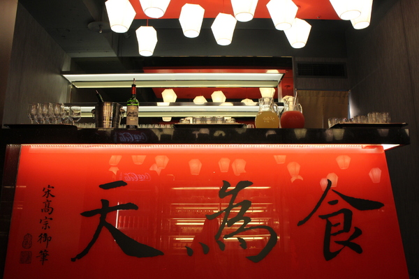 馬辣鴛鴦火鍋專賣(漢口店):萬華.西門町/和牛‧天使紅蝦吃到飽『馬辣頂級麻辣鴛鴦火鍋』紅.白酒任你喝