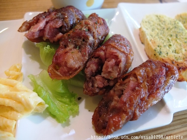 咕嘰咕嘰早午餐專門店(原8.9生活早餐坊大同店):【美食特搜。屏東市】咕嘰咕嘰早午餐(大同店)。百元精緻早午餐拼盤 丹麥輕食 午餐系列 特色質感餐飲空間