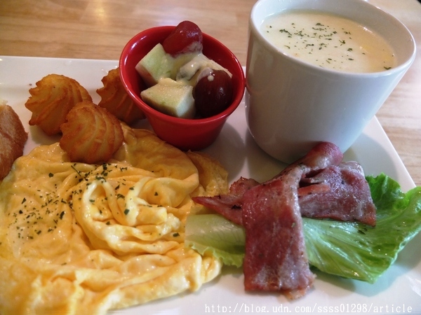 咕嘰咕嘰早午餐專門店(原8.9生活早餐坊大同店):【美食特搜。屏東市】咕嘰咕嘰早午餐(大同店)。百元精緻早午餐拼盤 丹麥輕食 午餐系列 特色質感餐飲空間