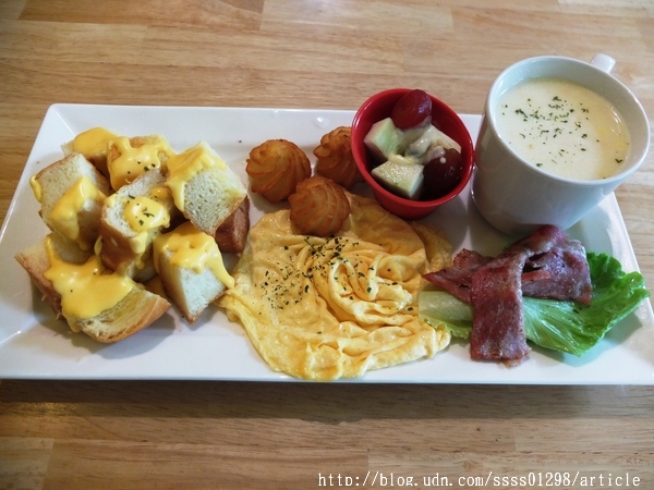 咕嘰咕嘰早午餐專門店(原8.9生活早餐坊大同店):【美食特搜。屏東市】咕嘰咕嘰早午餐(大同店)。百元精緻早午餐拼盤 丹麥輕食 午餐系列 特色質感餐飲空間