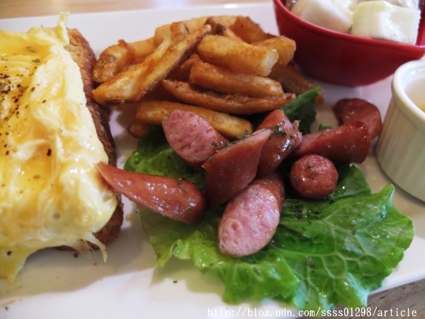 咕嘰咕嘰早午餐專門店(原8.9生活早餐坊大同店):【美食特搜。屏東市】咕嘰咕嘰早午餐(大同店)。百元精緻早午餐拼盤 丹麥輕食 午餐系列 特色質感餐飲空間