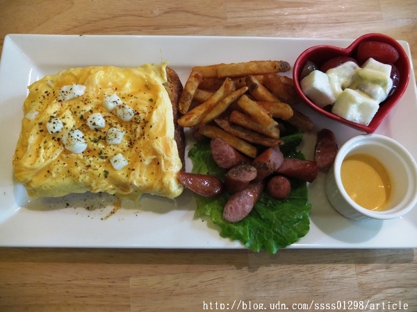 咕嘰咕嘰早午餐專門店(原8.9生活早餐坊大同店):【美食特搜。屏東市】咕嘰咕嘰早午餐(大同店)。百元精緻早午餐拼盤 丹麥輕食 午餐系列 特色質感餐飲空間