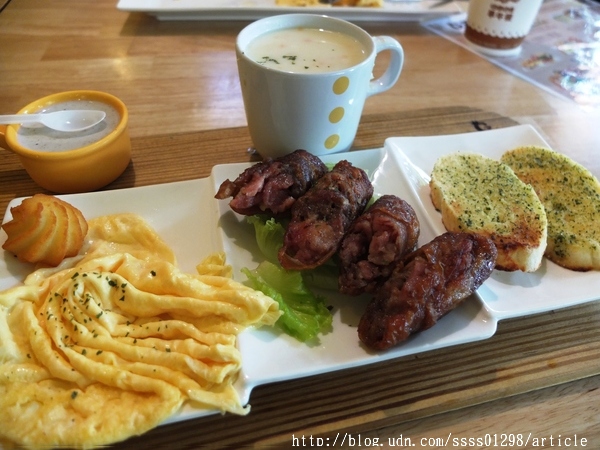 咕嘰咕嘰早午餐專門店(原8.9生活早餐坊大同店):【美食特搜。屏東市】咕嘰咕嘰早午餐(大同店)。百元精緻早午餐拼盤 丹麥輕食 午餐系列 特色質感餐飲空間