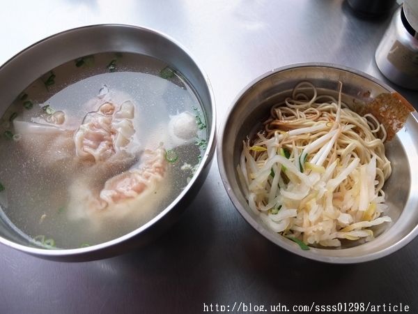 港式餛飩大王：【美食特搜。屏東市】港式餛飩大王。名不虛傳的限量餛飩 甜美爽口又大顆 記得！週休二日放假吃不到喔