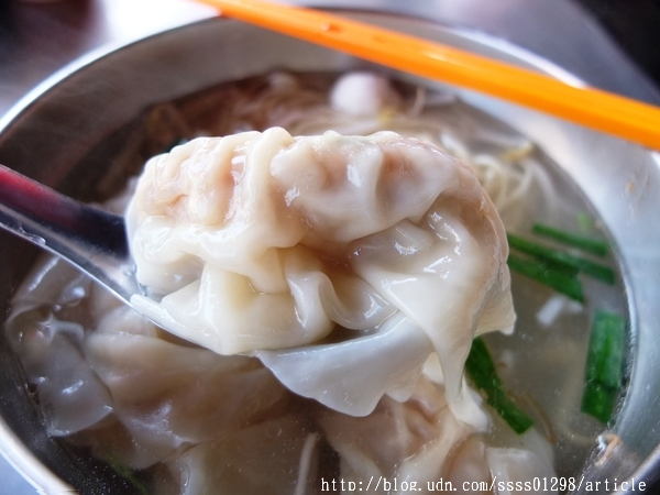 港式餛飩大王：【美食特搜。屏東市】港式餛飩大王。名不虛傳的限量餛飩 甜美爽口又大顆 記得！週休二日放假吃不到喔