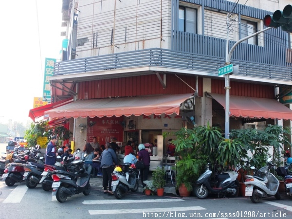 港式餛飩大王：【美食特搜。屏東市】港式餛飩大王。名不虛傳的限量餛飩 甜美爽口又大顆 記得！週休二日放假吃不到喔