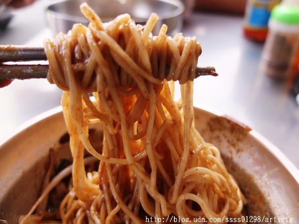 港式餛飩大王：【美食特搜。屏東市】港式餛飩大王。名不虛傳的限量餛飩 甜美爽口又大顆 記得！週休二日放假吃不到喔