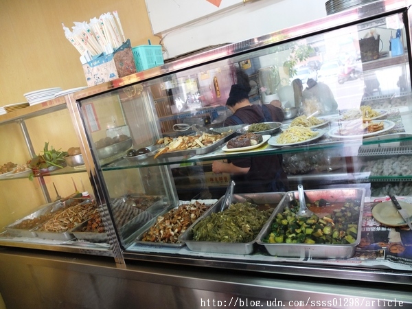 港式餛飩大王：【美食特搜。屏東市】港式餛飩大王。名不虛傳的限量餛飩 甜美爽口又大顆 記得！週休二日放假吃不到喔