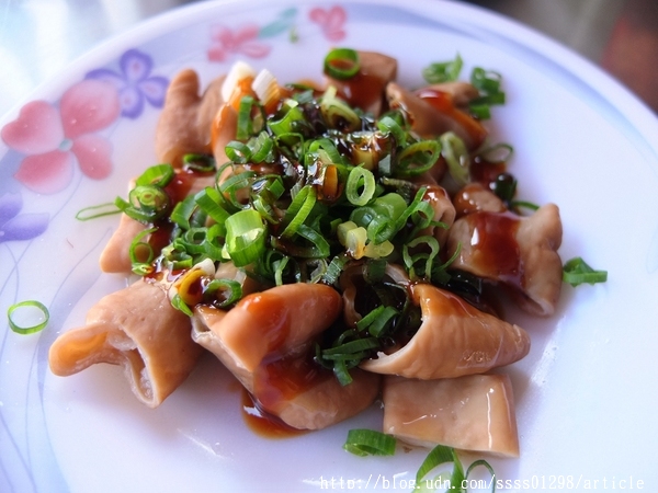 港式餛飩大王：【美食特搜。屏東市】港式餛飩大王。名不虛傳的限量餛飩 甜美爽口又大顆 記得！週休二日放假吃不到喔