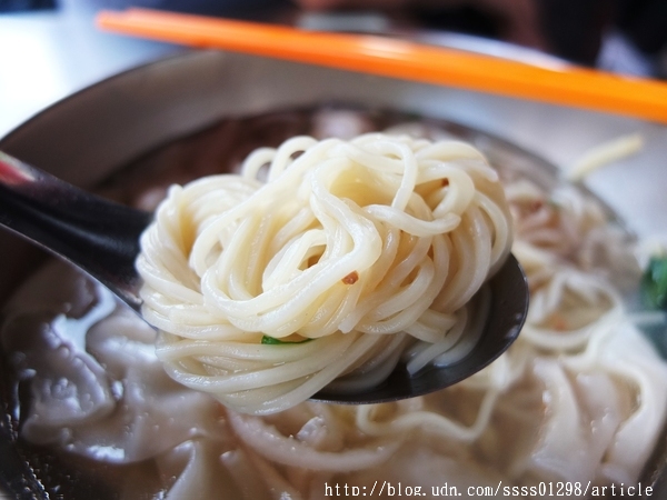 港式餛飩大王：【美食特搜。屏東市】港式餛飩大王。名不虛傳的限量餛飩 甜美爽口又大顆 記得！週休二日放假吃不到喔