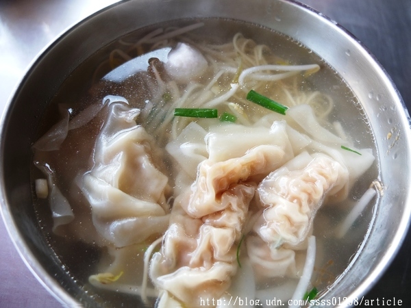 港式餛飩大王：【美食特搜。屏東市】港式餛飩大王。名不虛傳的限量餛飩 甜美爽口又大顆 記得！週休二日放假吃不到喔