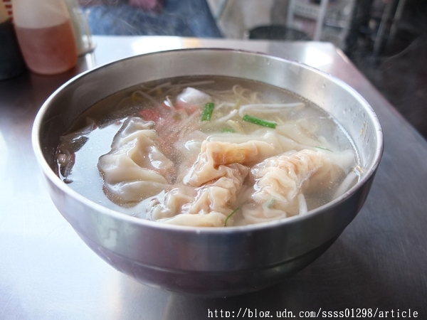 港式餛飩大王：【美食特搜。屏東市】港式餛飩大王。名不虛傳的限量餛飩 甜美爽口又大顆 記得！週休二日放假吃不到喔