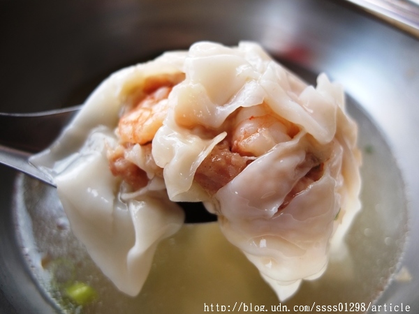 港式餛飩大王：【美食特搜。屏東市】港式餛飩大王。名不虛傳的限量餛飩 甜美爽口又大顆 記得！週休二日放假吃不到喔