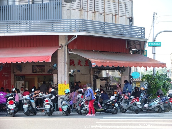 港式餛飩大王：【美食特搜。屏東市】港式餛飩大王。名不虛傳的限量餛飩 甜美爽口又大顆 記得！週休二日放假吃不到喔