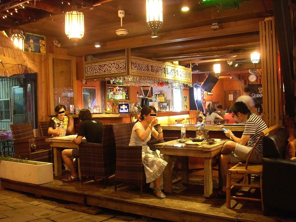 阿飛衝浪旅店：我在南灣。我為海浪停留~...阿飛衝浪旅店