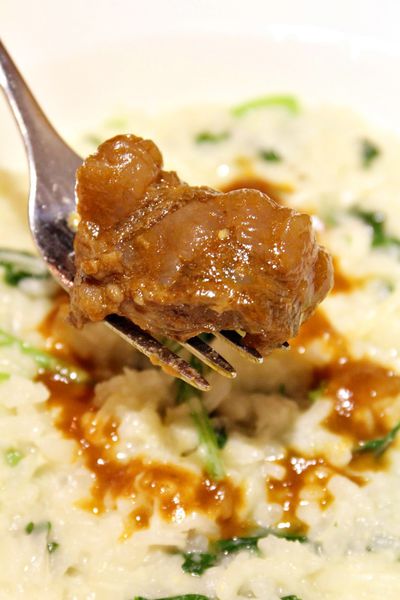 謝宜榮, Pino義大利燉飯專賣店,拿坡里比薩專門店,綜合野蕈溫泉蛋燉飯、白酒燉飯佐紅酒燉牛肉、芝麻葉煙燻鴨肉沙拉