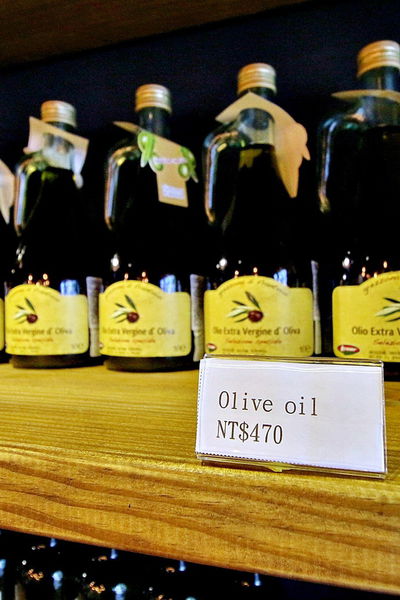 謝宜榮, Pino義大利燉飯專賣店,拿坡里比薩專門店,綜合野蕈溫泉蛋燉飯、白酒燉飯佐紅酒燉牛肉、芝麻葉煙燻鴨肉沙拉