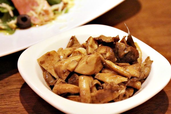 謝宜榮, Pino義大利燉飯專賣店,拿坡里比薩專門店,綜合野蕈溫泉蛋燉飯、白酒燉飯佐紅酒燉牛肉、芝麻葉煙燻鴨肉沙拉