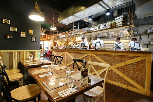 謝宜榮, Pino義大利燉飯專賣店,拿坡里比薩專門店,綜合野蕈溫泉蛋燉飯、白酒燉飯佐紅酒燉牛肉、芝麻葉煙燻鴨肉沙拉