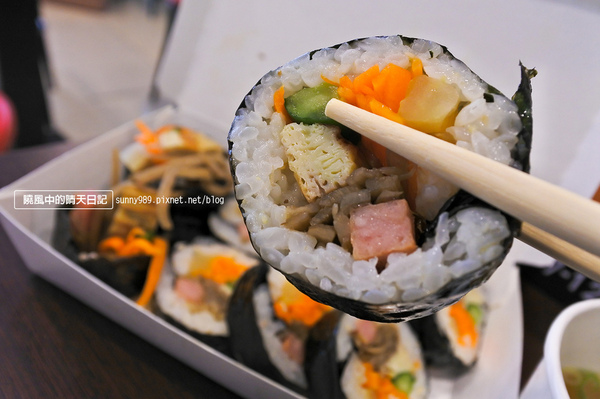 MOM'S C & K:【天母 | MOM'S C & K】韓國媽媽味的酥脆炸雞及爆香紫菜飯捲