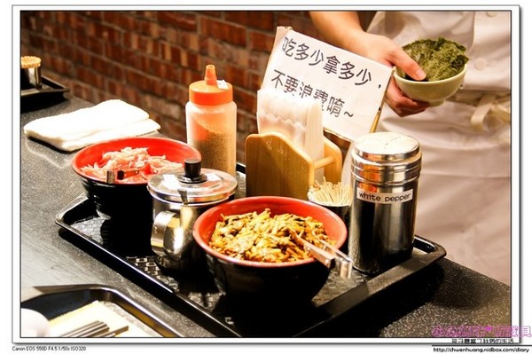 博多長濱拉麵 田中商店:林口三井美食食記-博多長濱田中商店拉麵/超濃郁湯頭/海苔上印有多國語「謝謝」