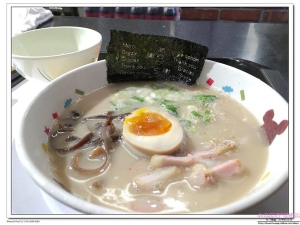 博多長濱拉麵 田中商店:林口三井美食食記-博多長濱田中商店拉麵/超濃郁湯頭/海苔上印有多國語「謝謝」