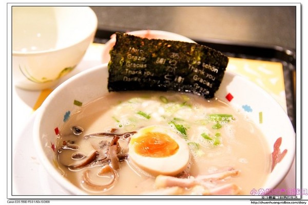 博多長濱拉麵 田中商店:林口三井美食食記-博多長濱田中商店拉麵/超濃郁湯頭/海苔上印有多國語「謝謝」