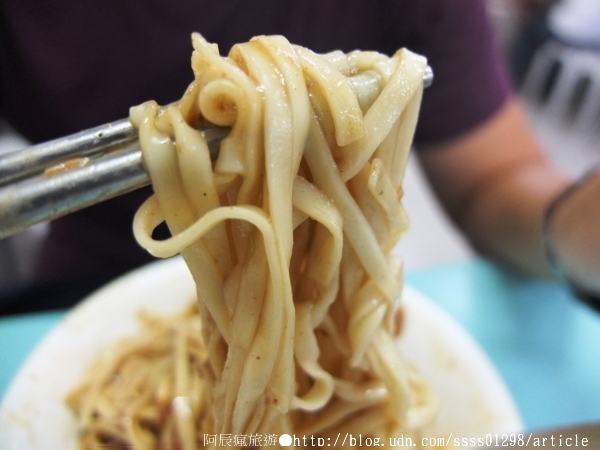 山海麵:【美食特搜。屏東市】山海麵。美味乾麵藏巷內 行家都知道的老麵店 只營業到下午 獨家肉絲吃過都說讚