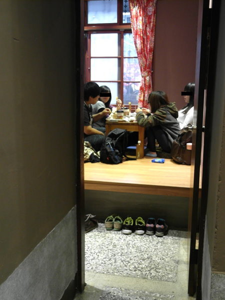 炸鷄洋行(榮譽店)：【台南||東區】炸雞洋行《榮譽店》CP值超高！不能錯過的鮮嫩雞腿！