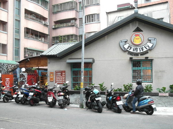 炸鷄洋行(榮譽店)：【台南||東區】炸雞洋行《榮譽店》CP值超高！不能錯過的鮮嫩雞腿！